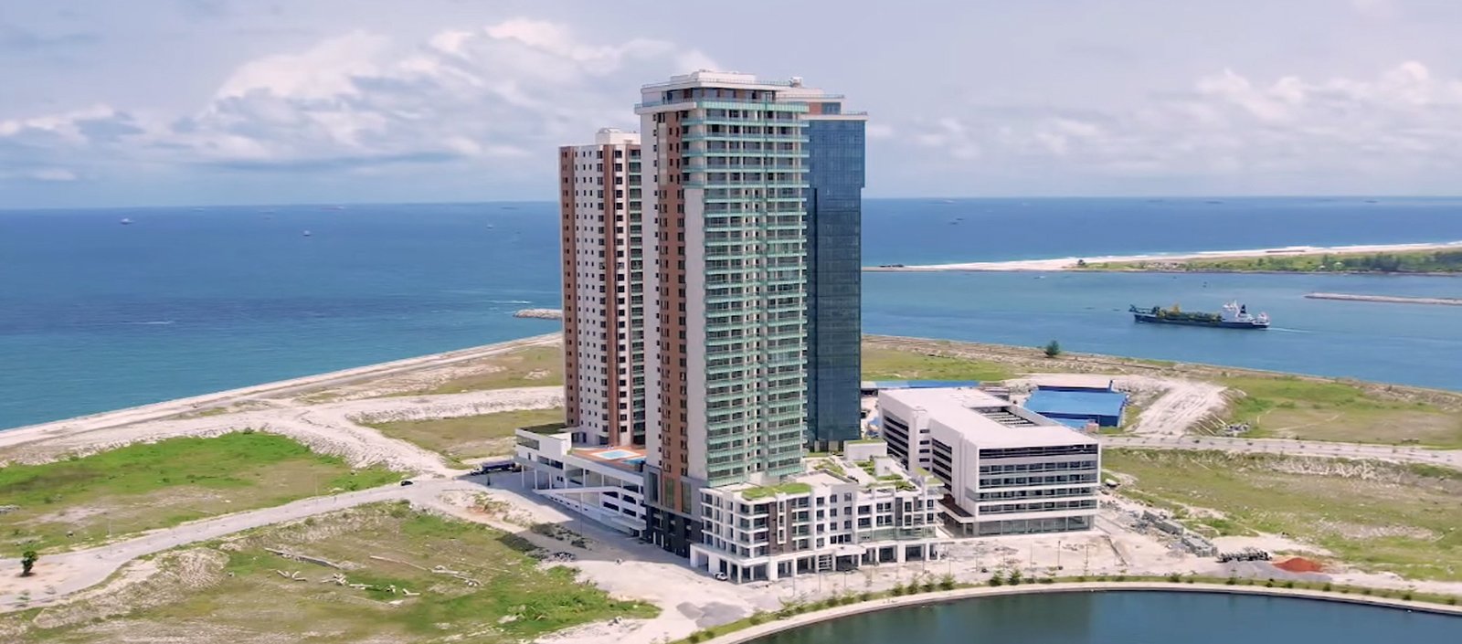 CdE_193_JUN_2025_ComplejoResidencialAzuriPenínsula